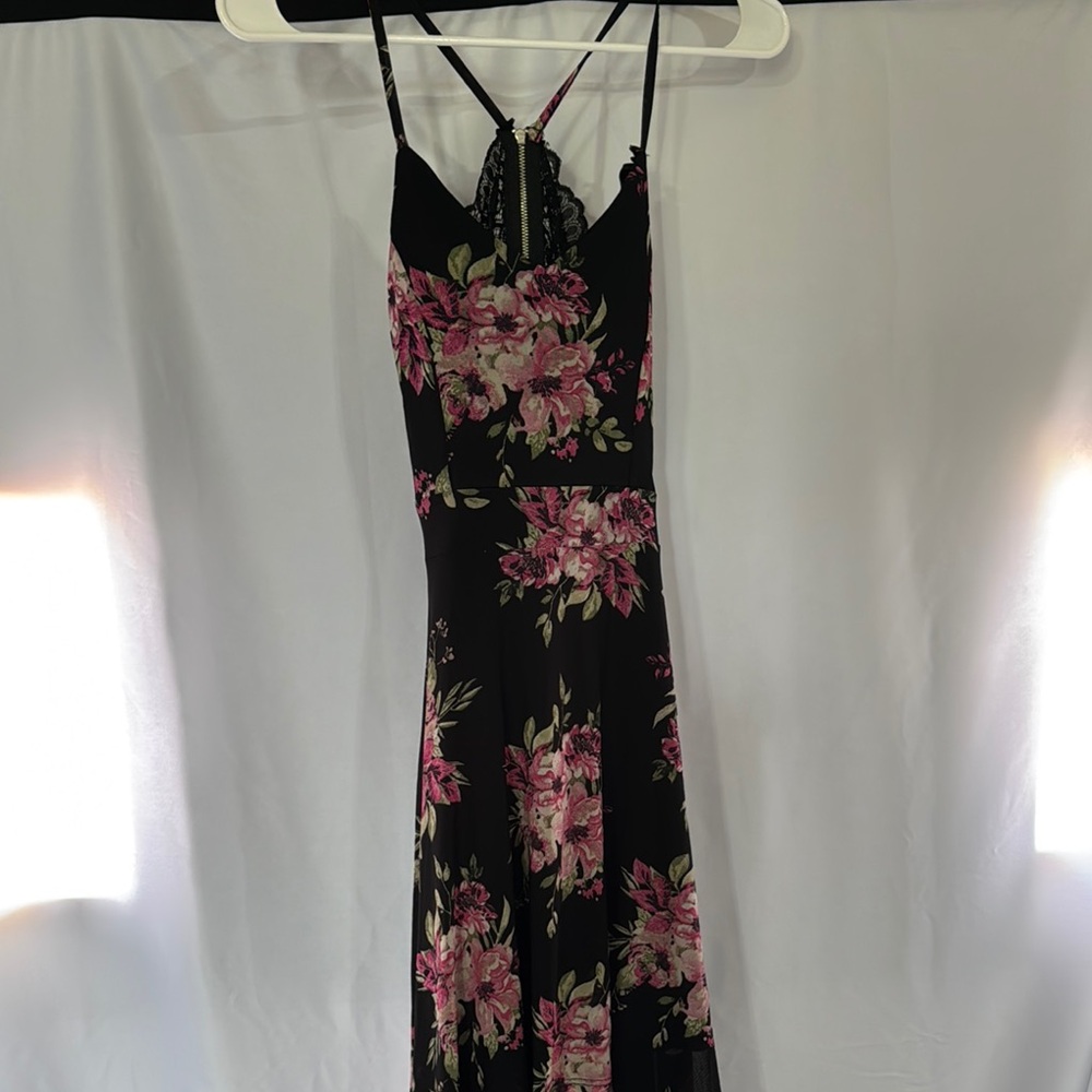 Chic Floral Maxi Dress in Black and Pink